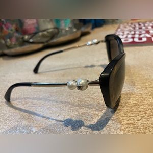 Elegant sunglasses with delicate pearl details